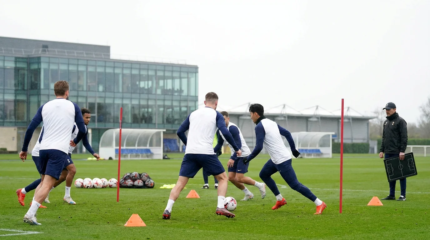 Fußball-Nationalspieler beim Mannschaftstraining auf dem Trainingsplatz vor einem WM-Turnier